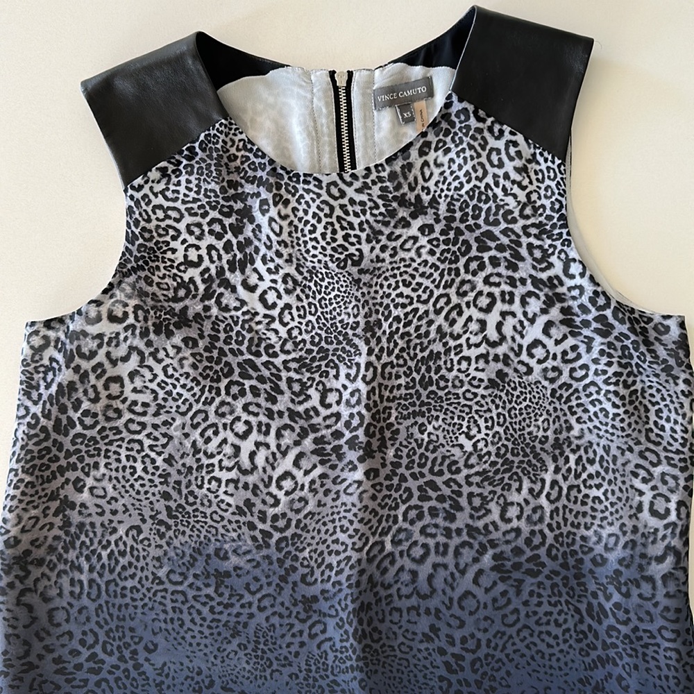 Vince Camuto animal print blouse Sz XS